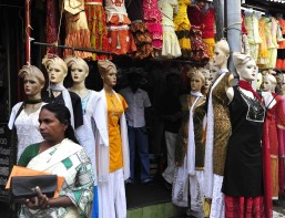 Tamil Nadu, India sudorientale: i negozianti di abbigliamento propongono modelle occidentali… di consumo!